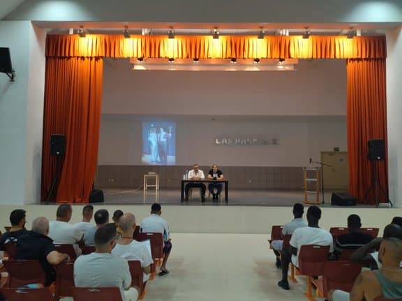 Fernando González Cruz durante su conferencia ante los internos del Centro Penitenciario Las Palmas II