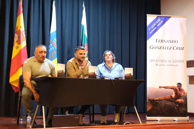 Fernando González Cruz en el Encuentro Homenaje de La Palma, junto al cartel de «Una vida al límite»
