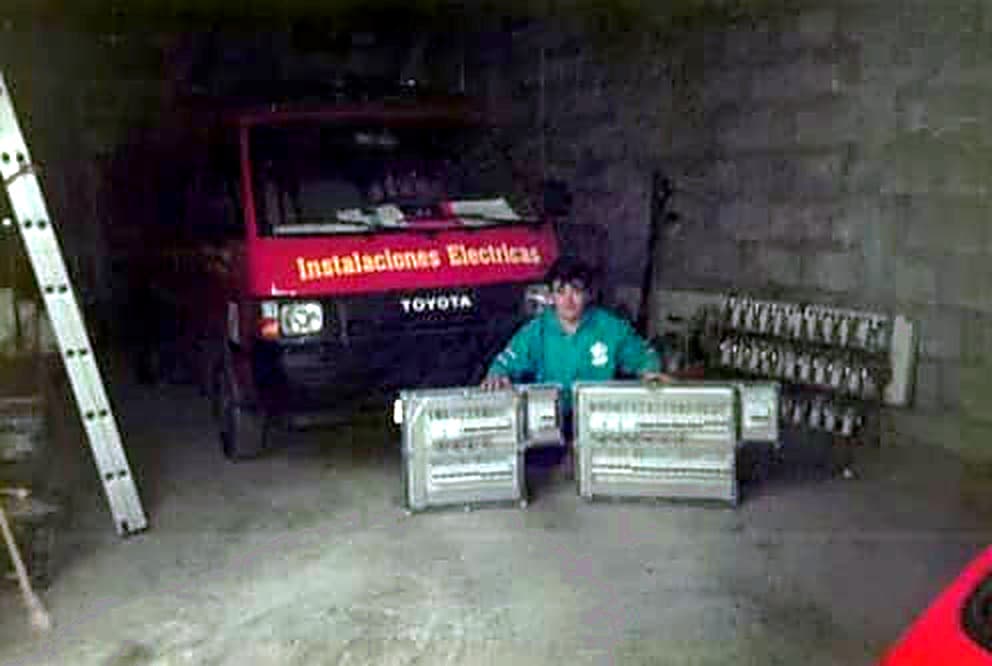 Fernando González Cruz, con casi veinte años, en la nave de una de sus empresas, junto a una furgoneta rotulada «Instalaciones Eléctricas» y dos cuadros eléctricos