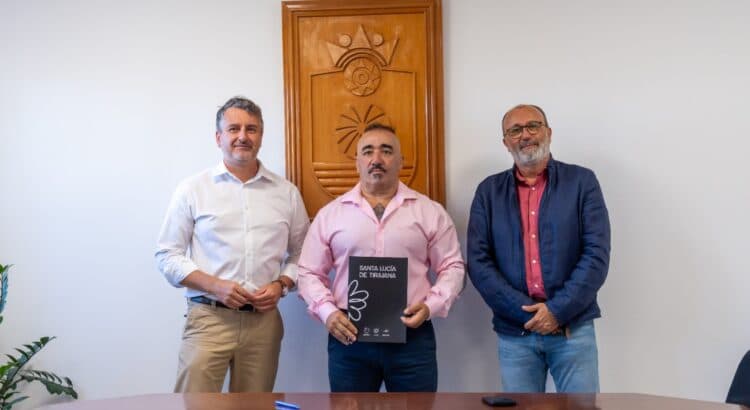 Fernando González Cruz con la placa del reconocimiento del Ayuntamiento de Santa Lucía de Tirajana